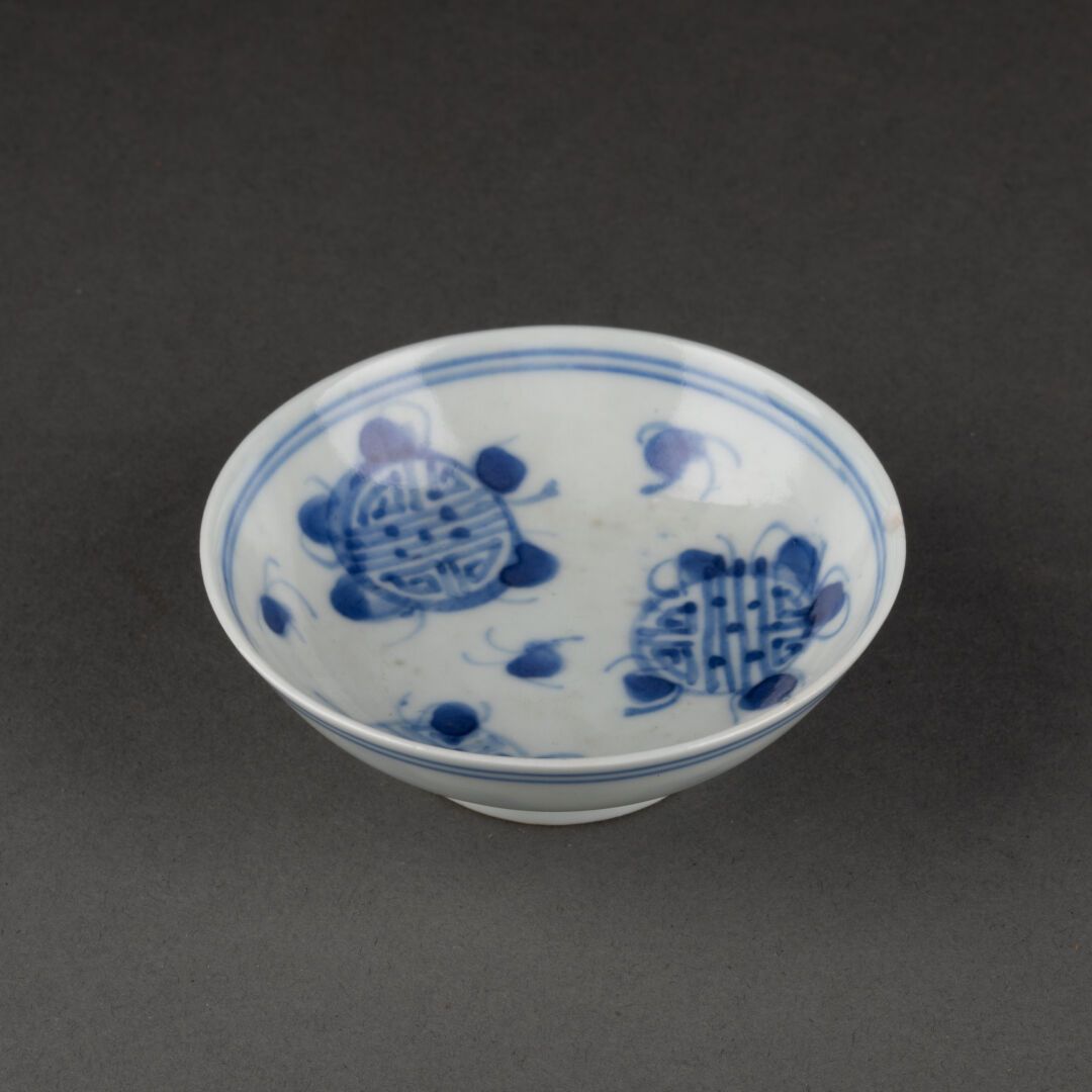 CHINE - Vers 1900 COUPELLE à décor de trois signes Shou 

Porcelaine et bleu sou&hellip;