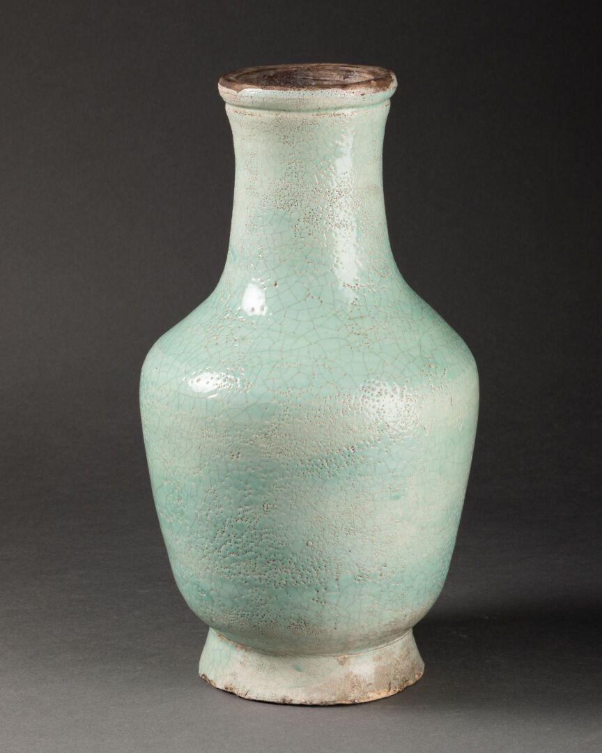 CHINE - XIXe siècle VASE bouteille sur talon 

Grès à couverte turquoise craquel&hellip;