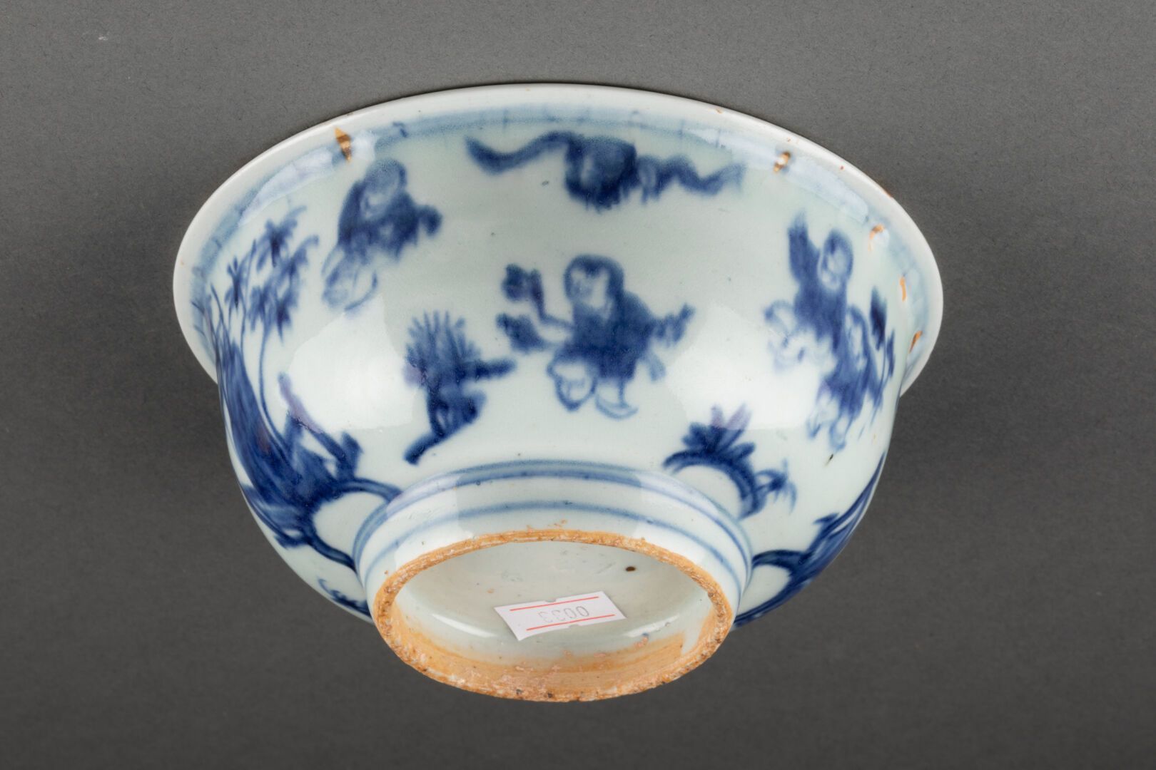 CHINE - XIXe siècle BOL de forme tulipe à décor d'enfants 

Porcelaine et bleu s&hellip;