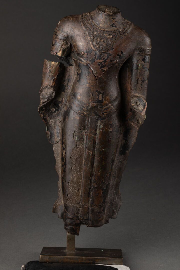THAILANDE - XVIIe ou XVIIIe siècle BOUDDHA debout 

Bronze patiné fragmentaire 
&hellip;