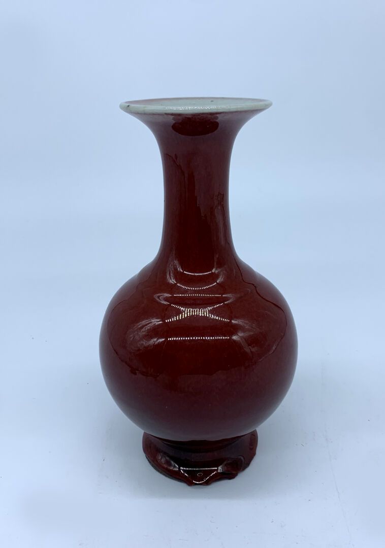 CHINE - XVIIIe siècle VASE balustre sur petit talon et à col évasé 

Porcelaine &hellip;