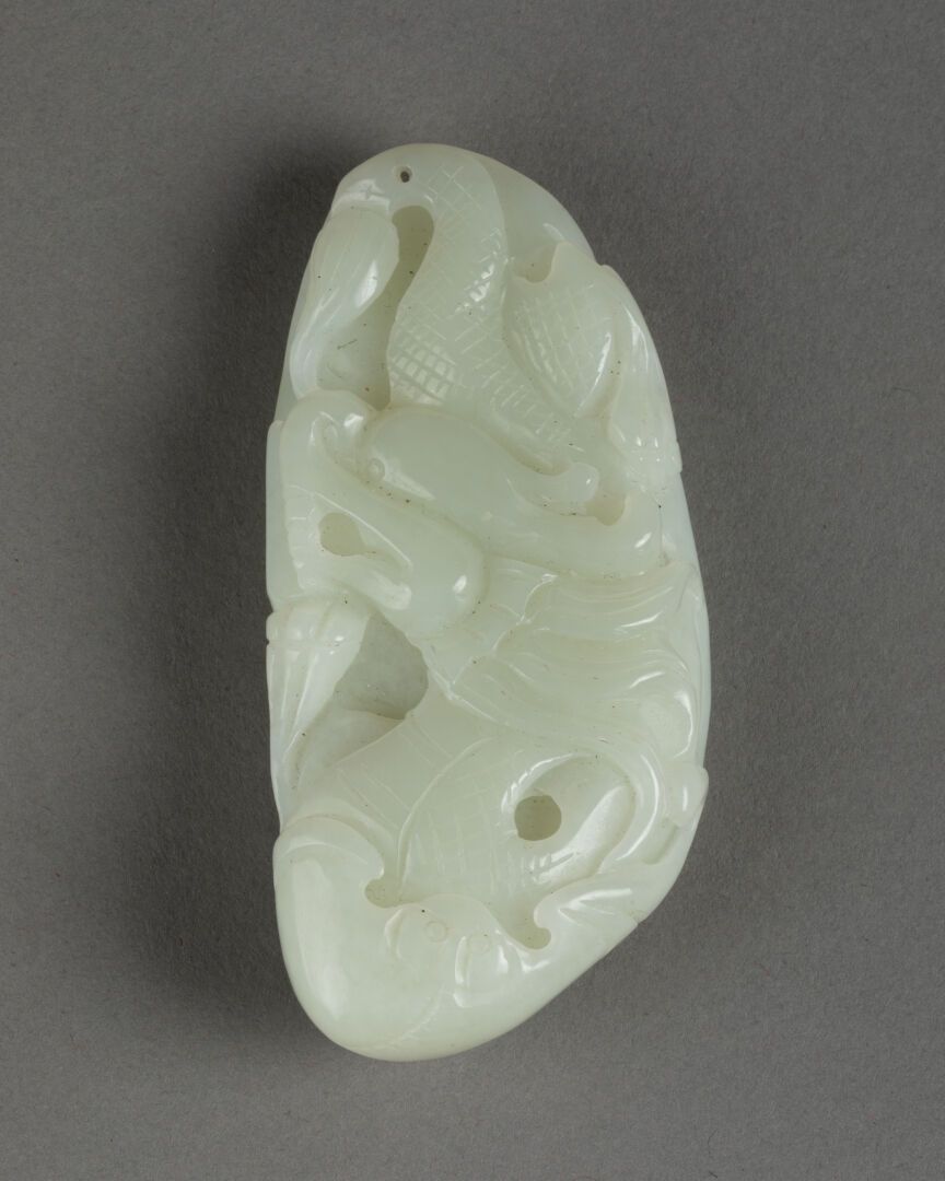 CHINE - Moderne AMULETTE à décor d'un dragon 

Jade blanc sculpté 

L. 7,5 cm