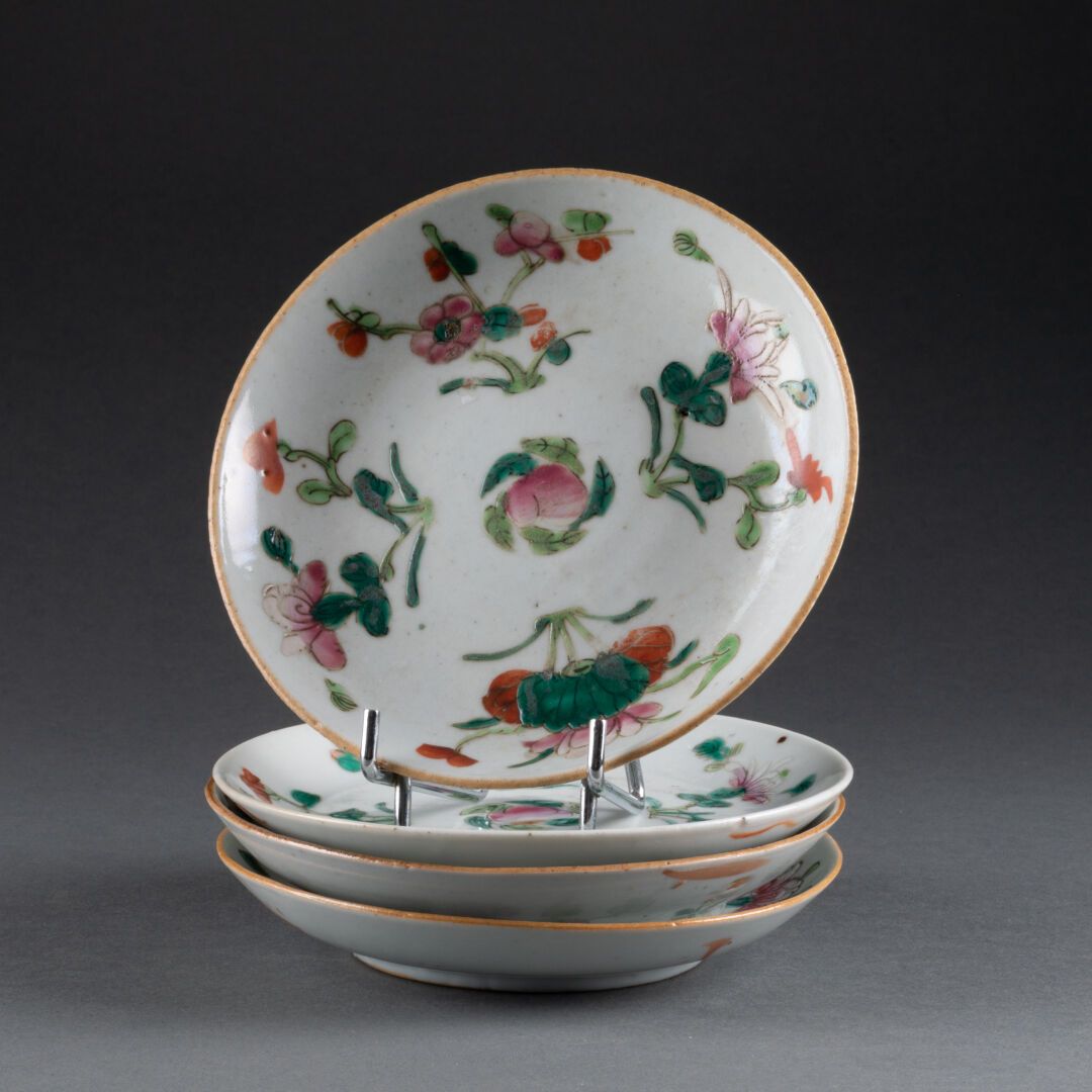 CHINE - Vers 1900 Suite de quatre COUPELLES à décor floral 

Porcelaine et émaux&hellip;