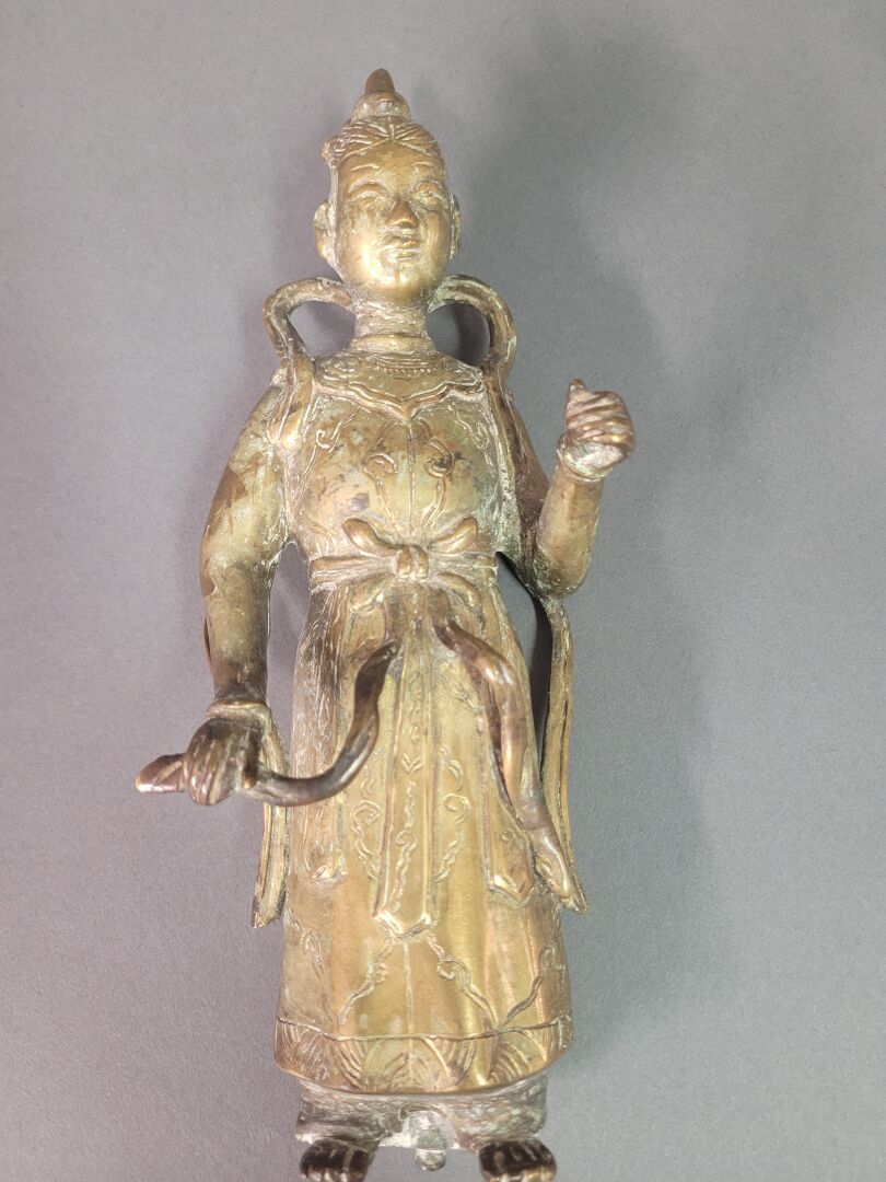 CHINE - XIXe siècle Divinité se tenant debout 

Elément de bronze ciselé, 

H. 2&hellip;