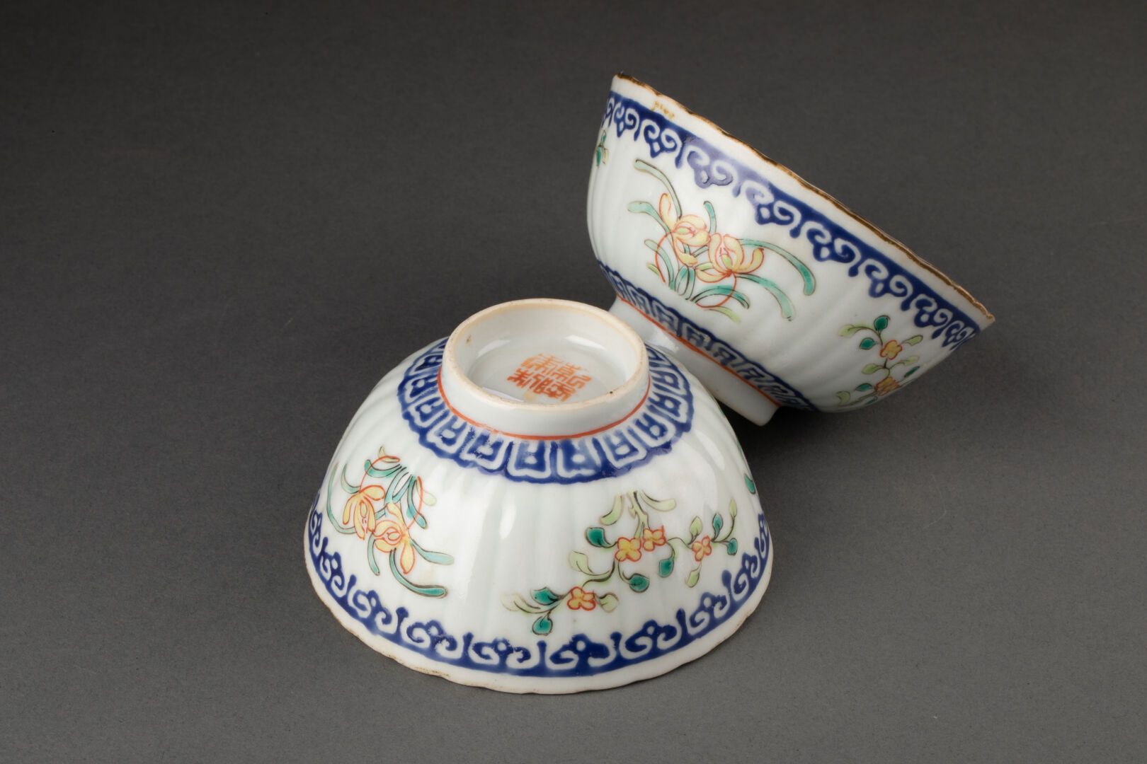 CHINE - Vers 1900 Paire de BOLS côtelés à décor de tiges fleuries 

Porcelaine e&hellip;