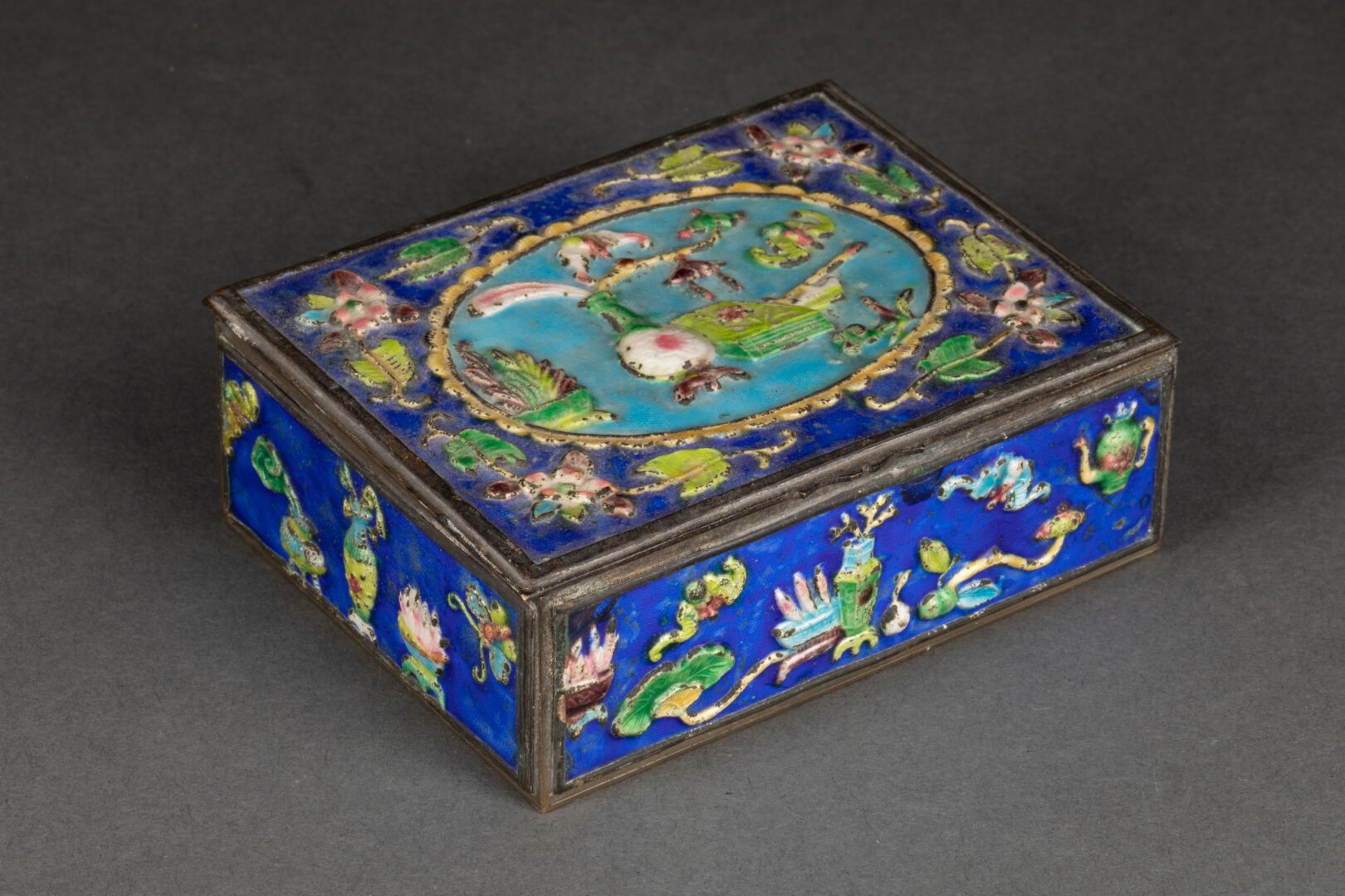 CHINE - Début XXe siècle BOITE rectangulaire couverte à décor d'objets mobiliers&hellip;