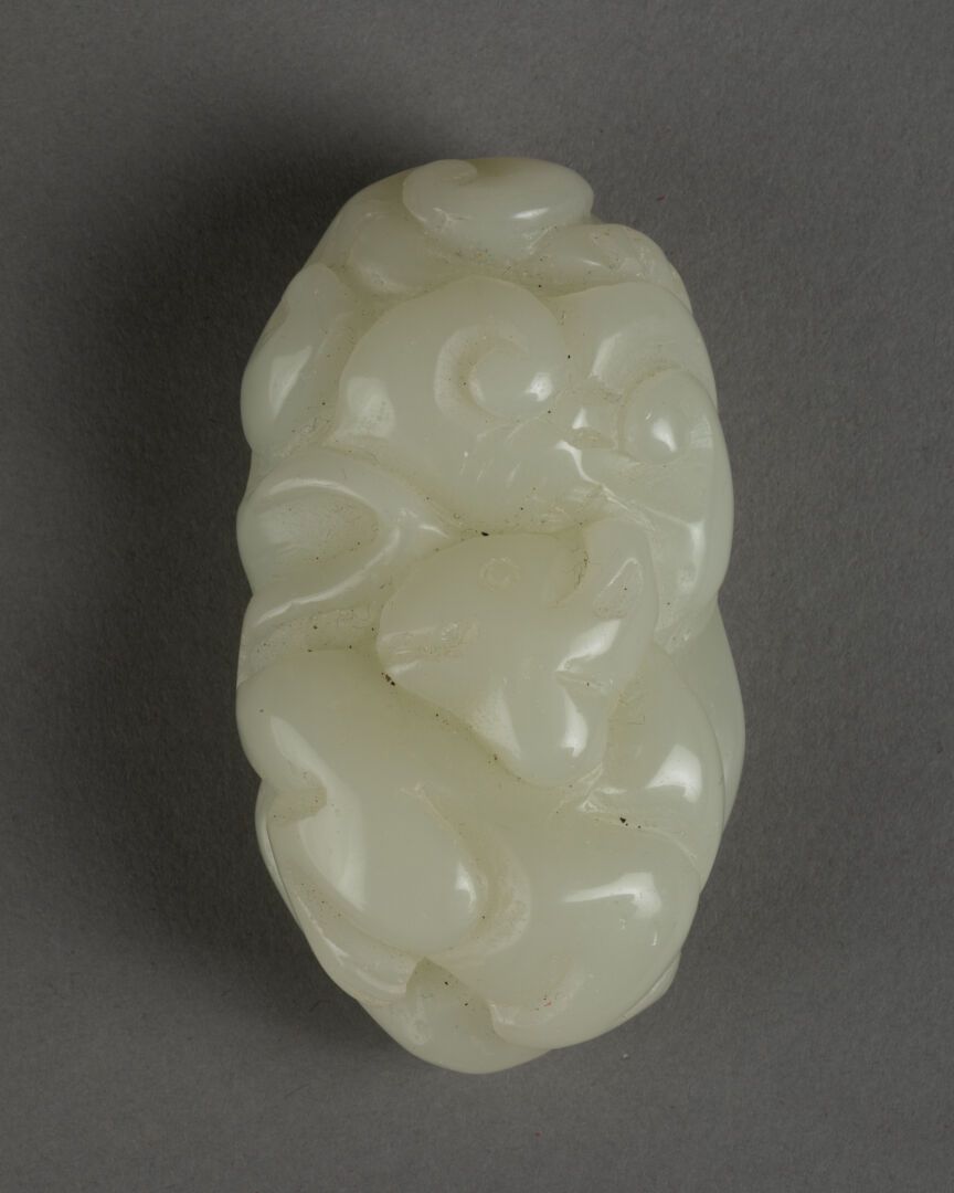 CHINE - Moderne PENDENTIF à décor d'un félin 

Jade blanc sculpté 

H. 7,5 cm. L&hellip;