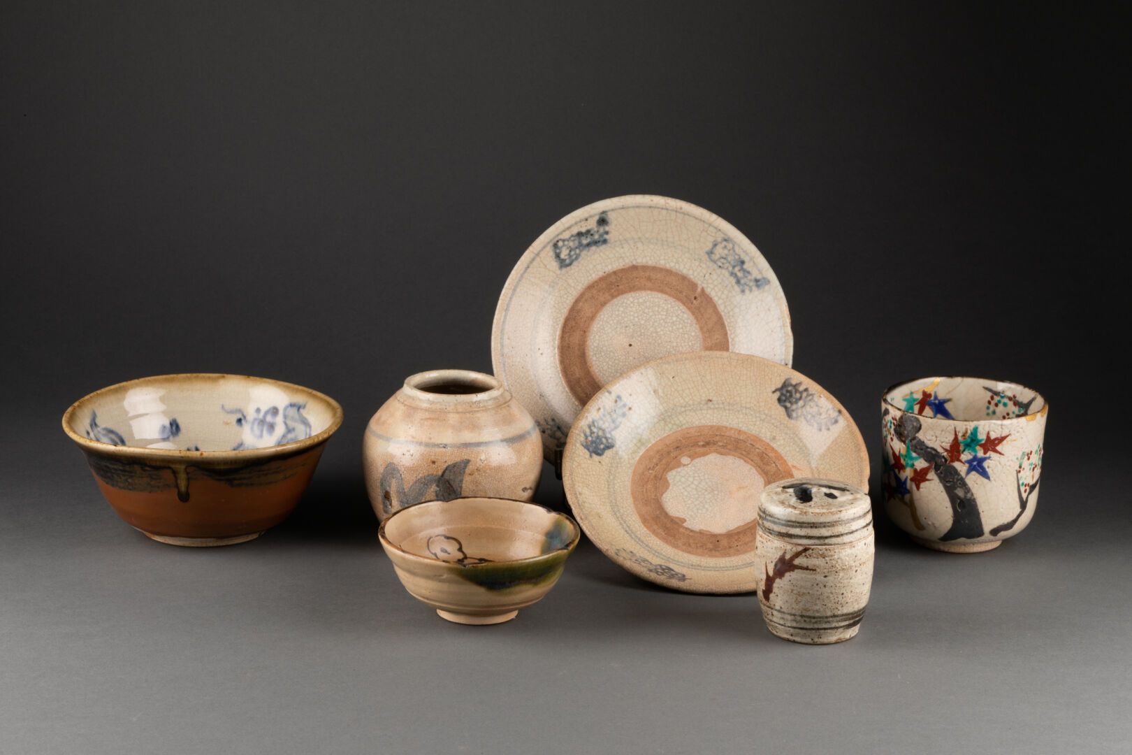 JAPON Ensemble de sept pièces (pots, coupelle, bol) en grès porcelaineux

H. De &hellip;