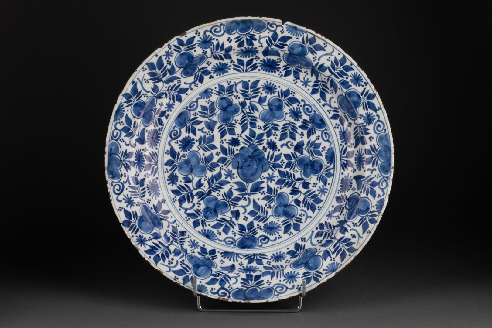 CHINE - Dynastie MING (1368-1644) PLAT à décor floral 

Porcelaine et bleu sous &hellip;
