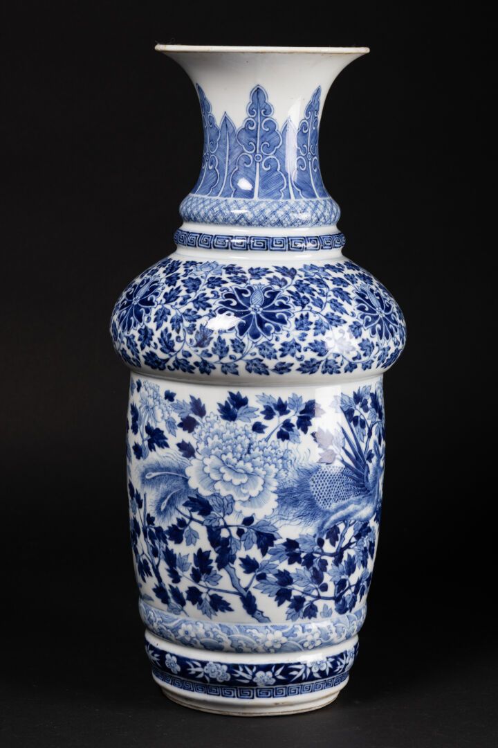 CHINE - XIXe siècle VASE à renflement, le col évasé

Le décor bleu blanc de phén&hellip;
