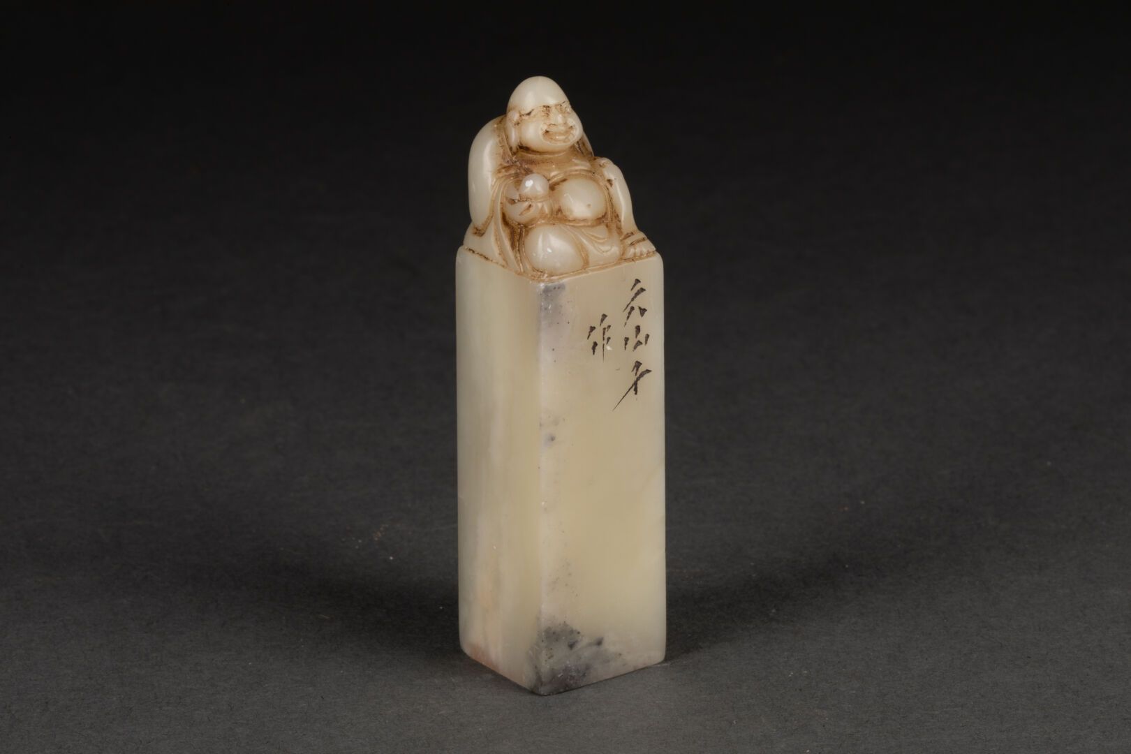 CHINE - XXe siècle CACHET sommé d'un budaï 

Pierre dure beige sculptée et incis&hellip;