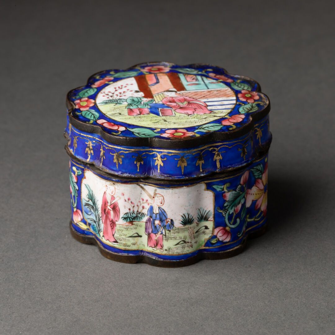 CHINE - Vers 1900 BOÎTE couverte polylobée à décor de scènes de dignitaires 

Pl&hellip;
