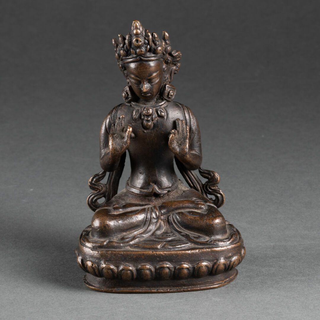 CHINE BODHISATTVA aux deux mains levées, assis sur un socle lotiforme 

Bronze à&hellip;
