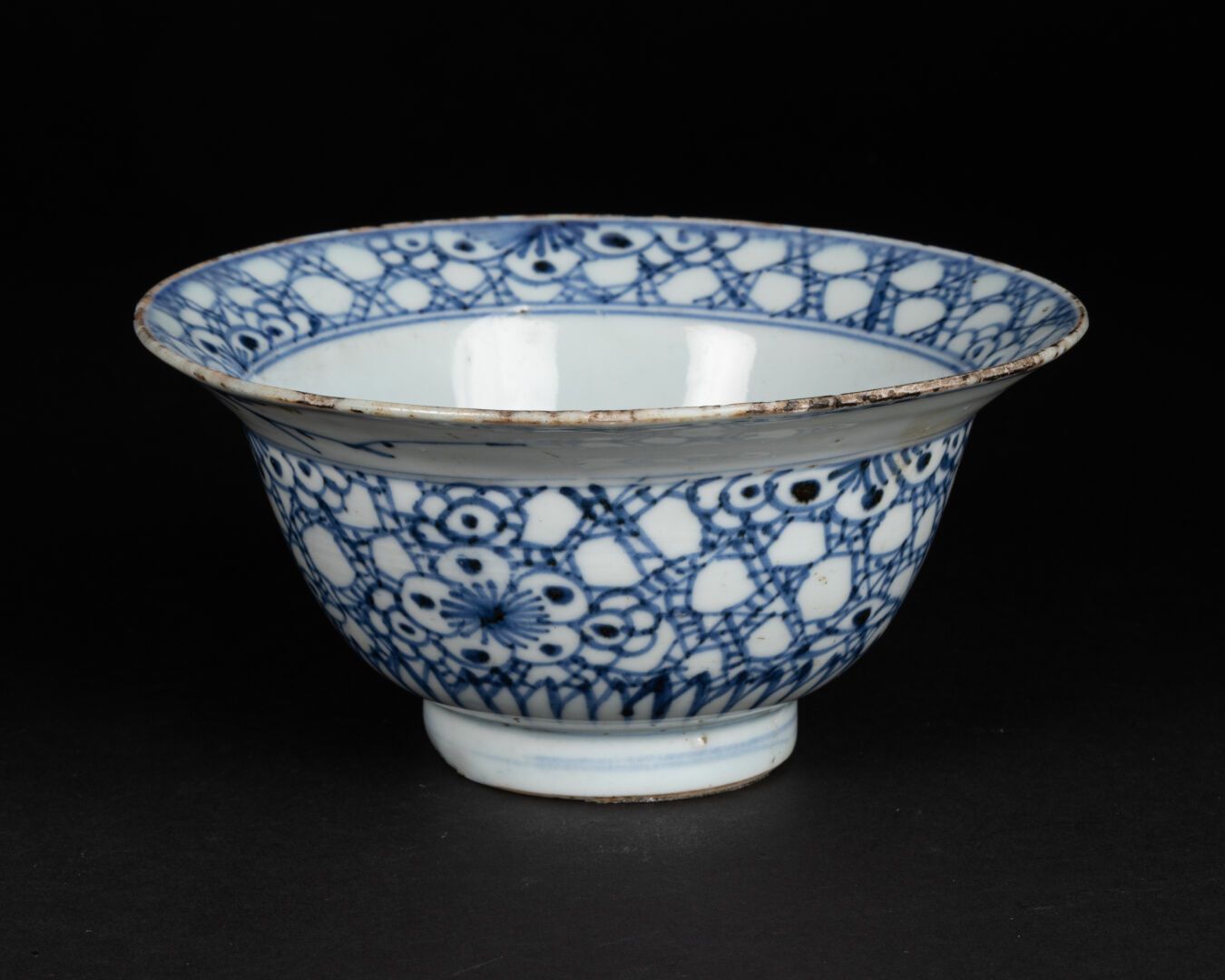 VIETNAM - XIXe siècle BOL à décor lenticulaire bleu blanc 

Porcelaine et bleu s&hellip;
