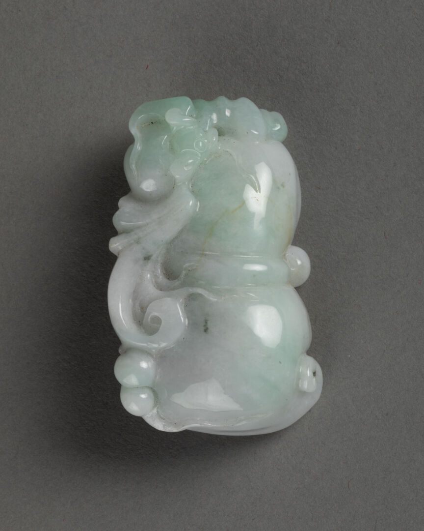 CHINE - Moderne PENDENTIF en forme de calebasse 

Jade blanc à nuances vertes, s&hellip;