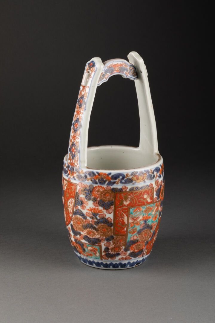 JAPON - XXe siècle JARDINIERE à décor floral

Porcelaine et émaux polychromes

F&hellip;