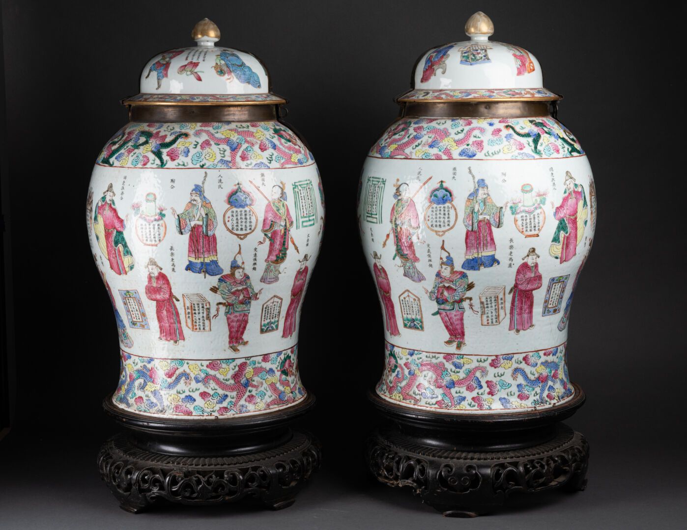 CHINE - Epoque DAOGUANG (1821-1850) 有 "吴双普 "装饰的一对重要的POTS

瓷器和多色珐琅，木质底座

H.61厘米

&hellip;