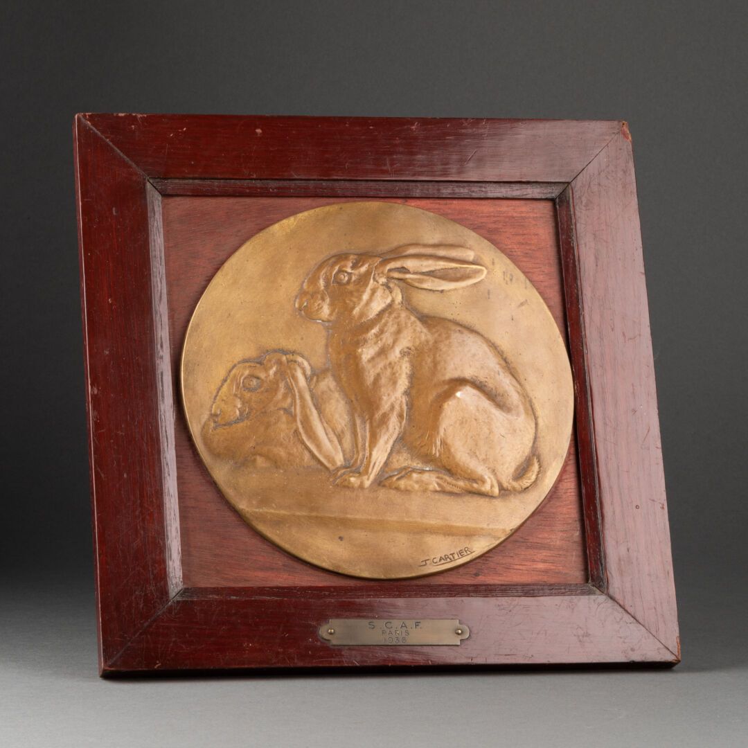 Jacques CARTIER (1907-2001) Deux lapins 
Bronze en bas-relief à patine doré
Sign&hellip;