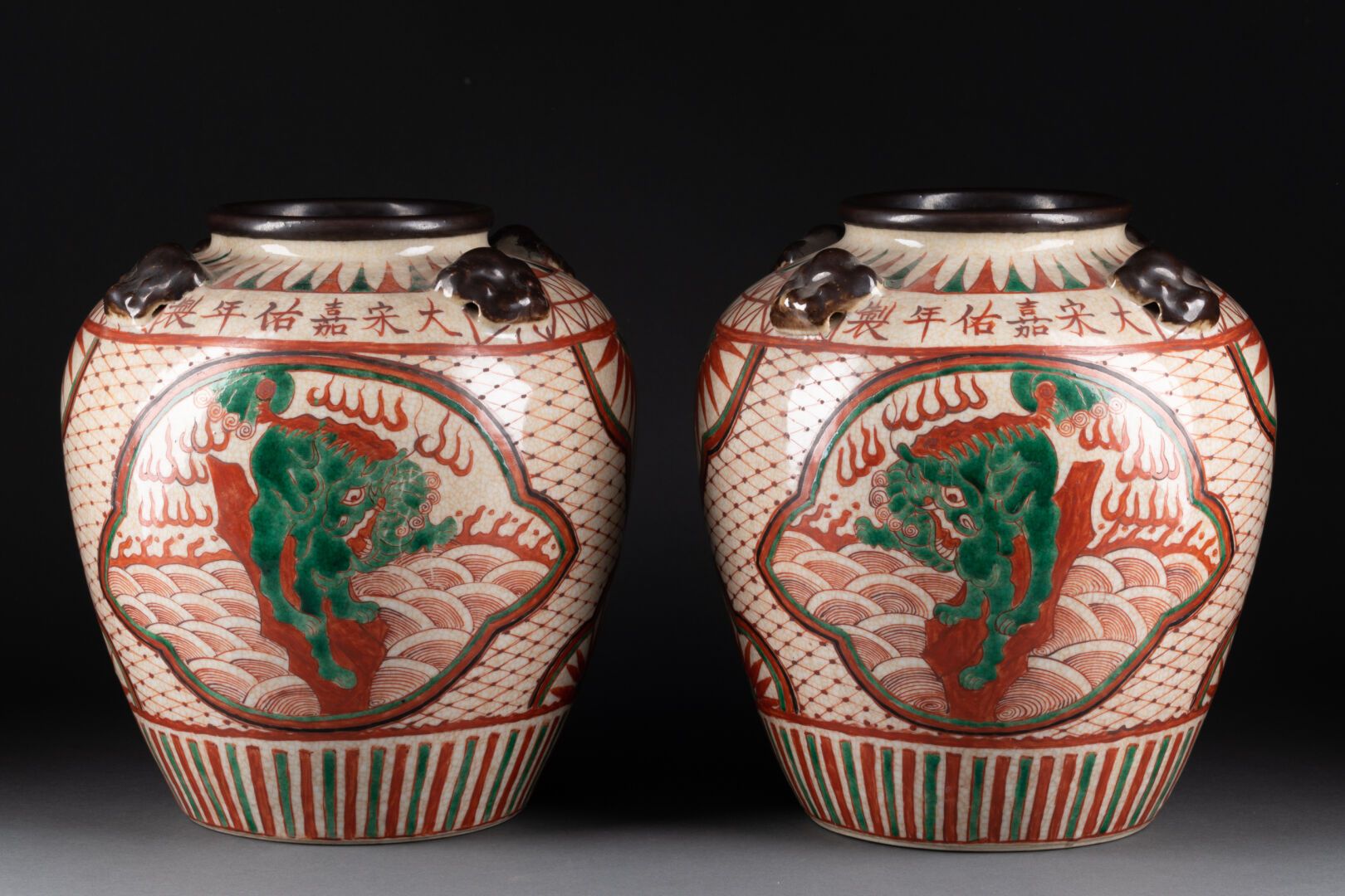 CHINE - Début XXe siècle Pair of JARS decorated in poly-lobed cartouches with do&hellip;