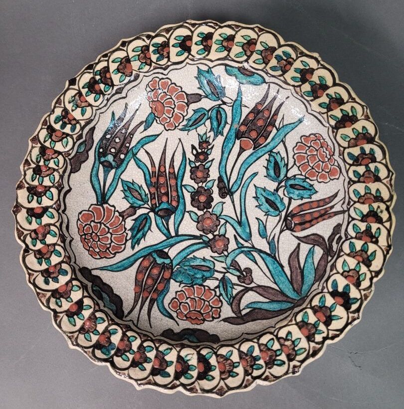 Edmond LACHENAL (1855-1930) PLAT polylobé à décor floral dans le goût des produc&hellip;