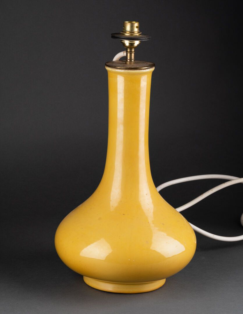 CHINE - XIXe siècle 矮身花瓶 
瓷器和柠檬黄背景 
釉里红的双圈 
H.34厘米 
安装为灯