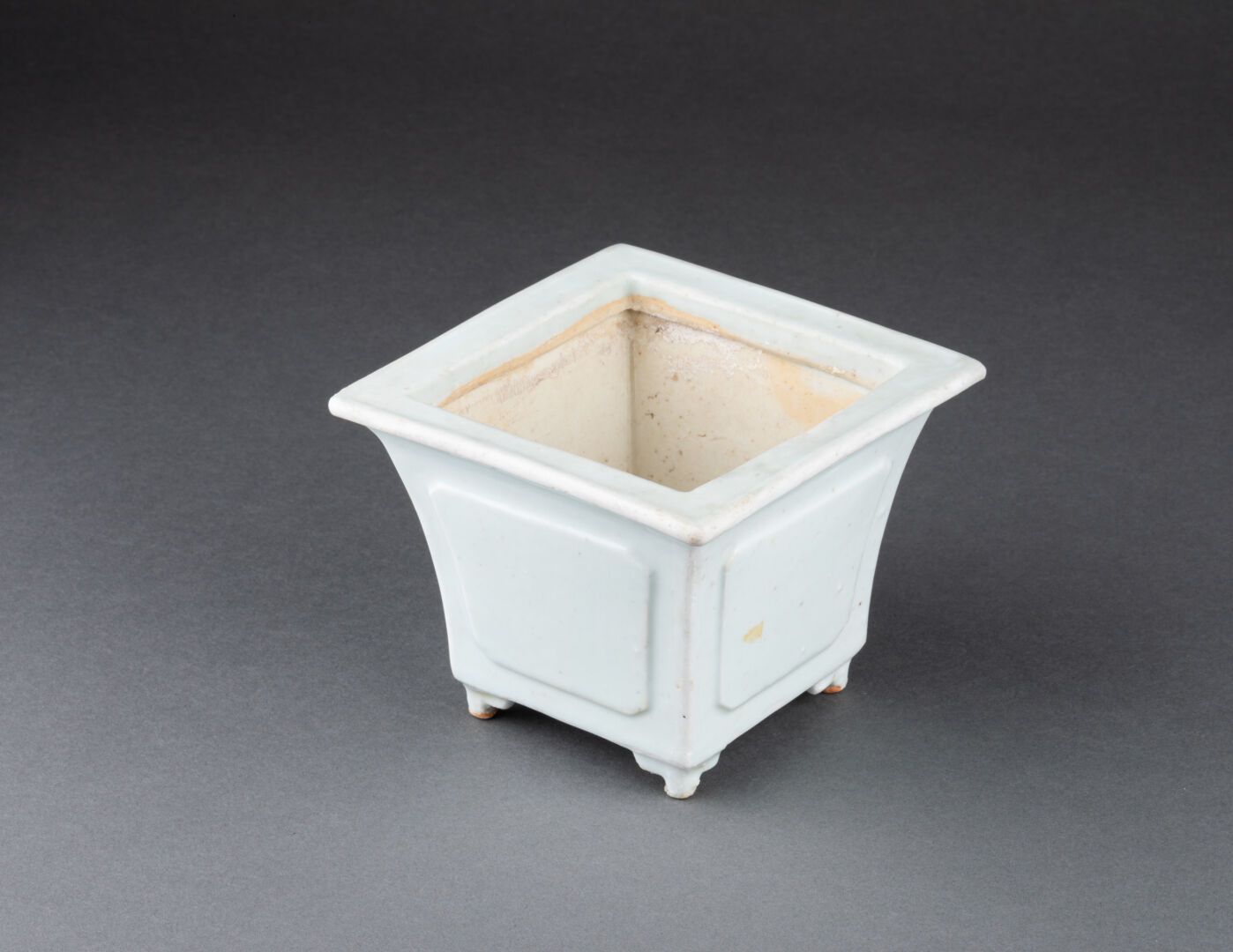 CHINE - XXe siècle Small JARDINIERE of square section and flared form 
Porcelain&hellip;