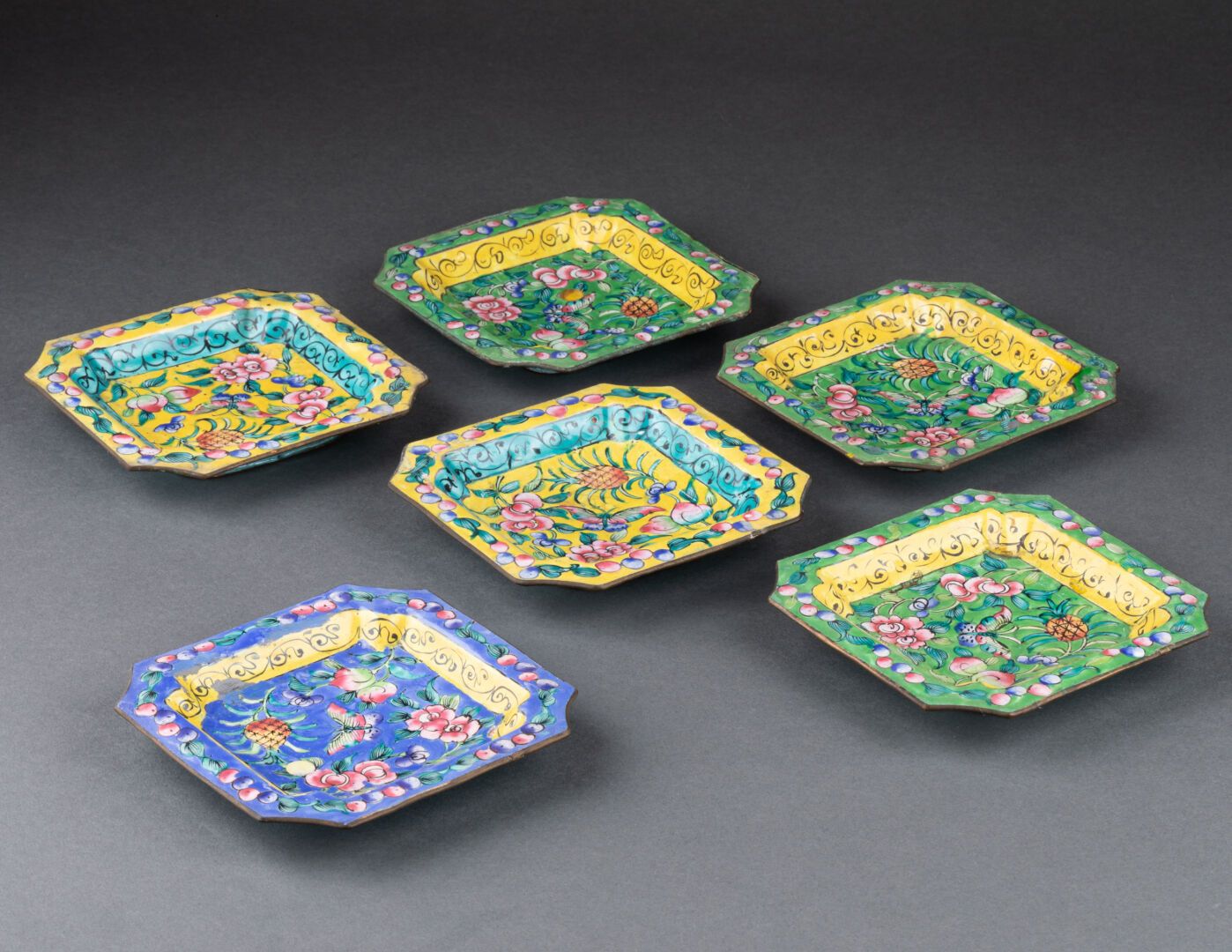 CHINE - XIXe siècle Lot including six COUPELLES of octagonal section and a circu&hellip;