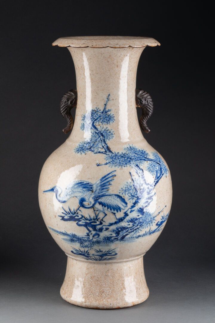 CHINE - Fin XIXe siècle VASE with ball body on pedestal and flared neck, hemmed &hellip;