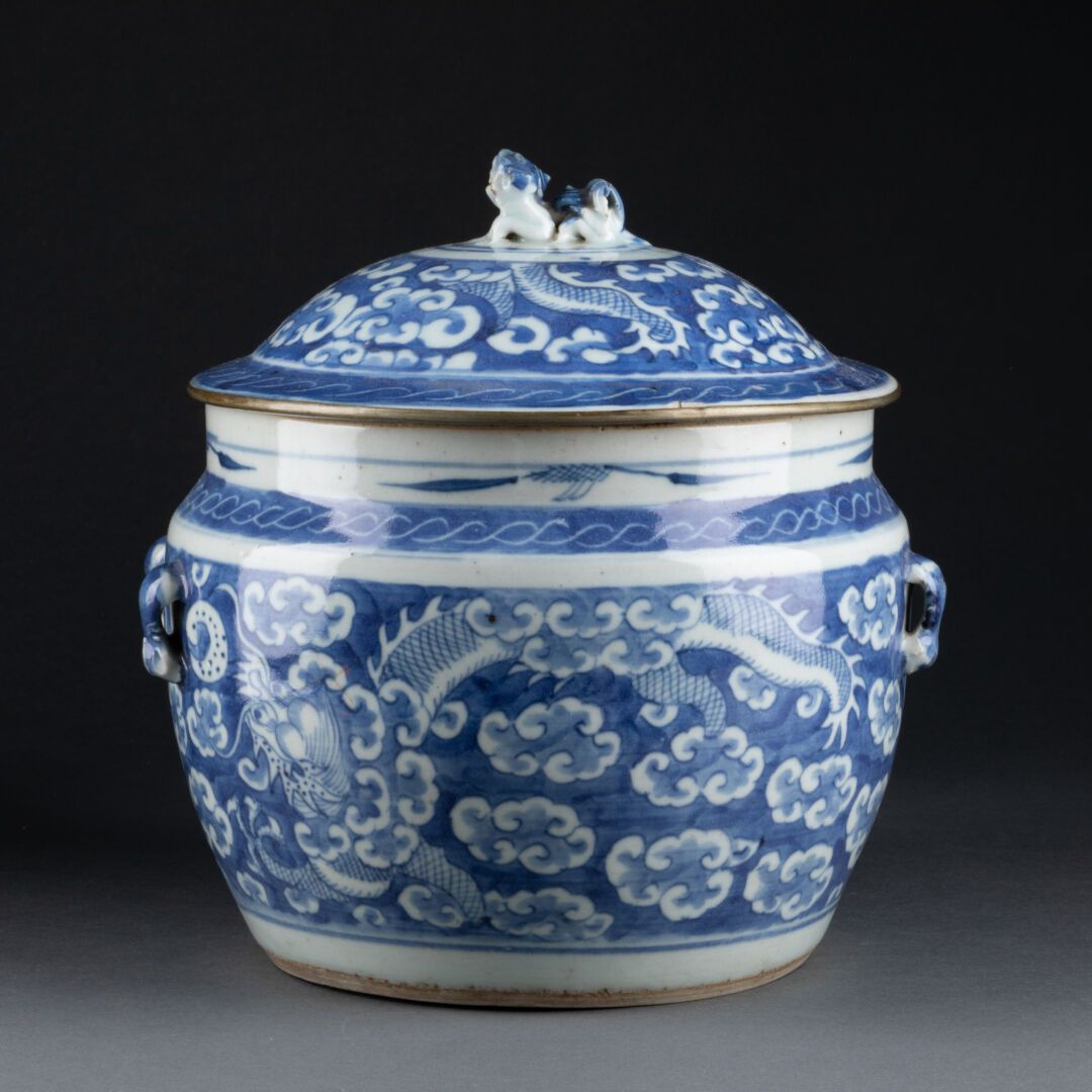 CHINE - XIXe siècle Covered pot with dragon in the clouds chasing the sacred pea&hellip;
