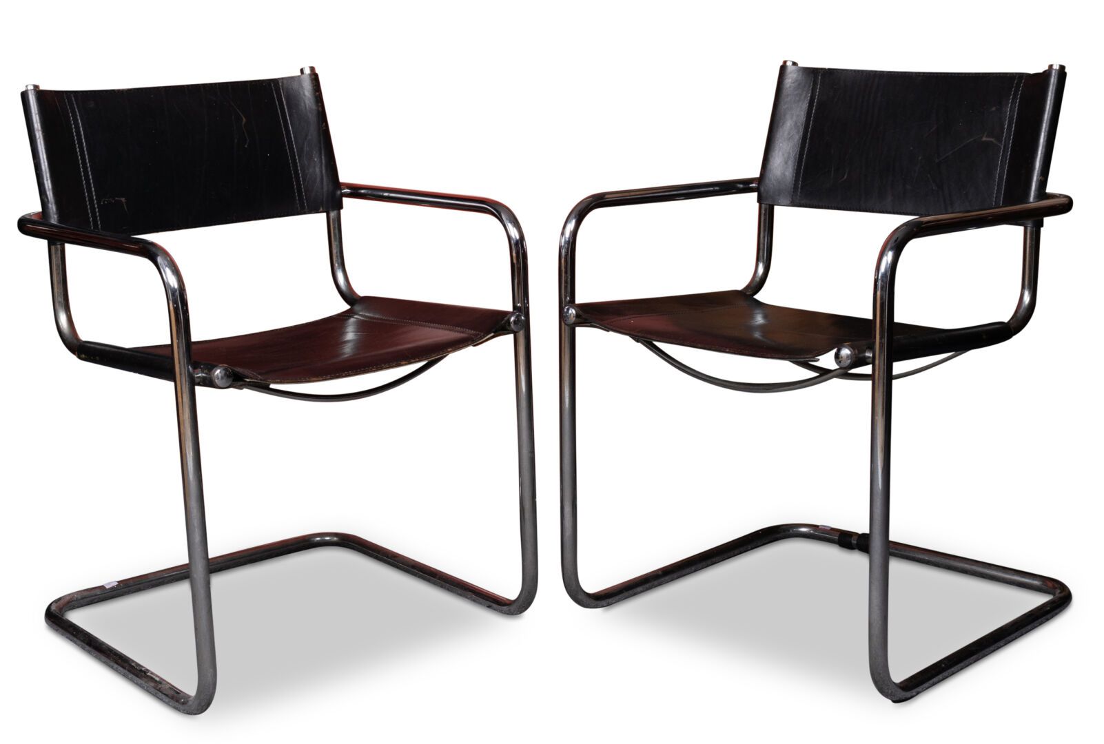 Marcel Lajos BREUER (1902-1981), d'après 一对办公椅 
管状钢架，黑色皮革座椅和靠背 
H.80厘米 - 宽55厘米 -&hellip;
