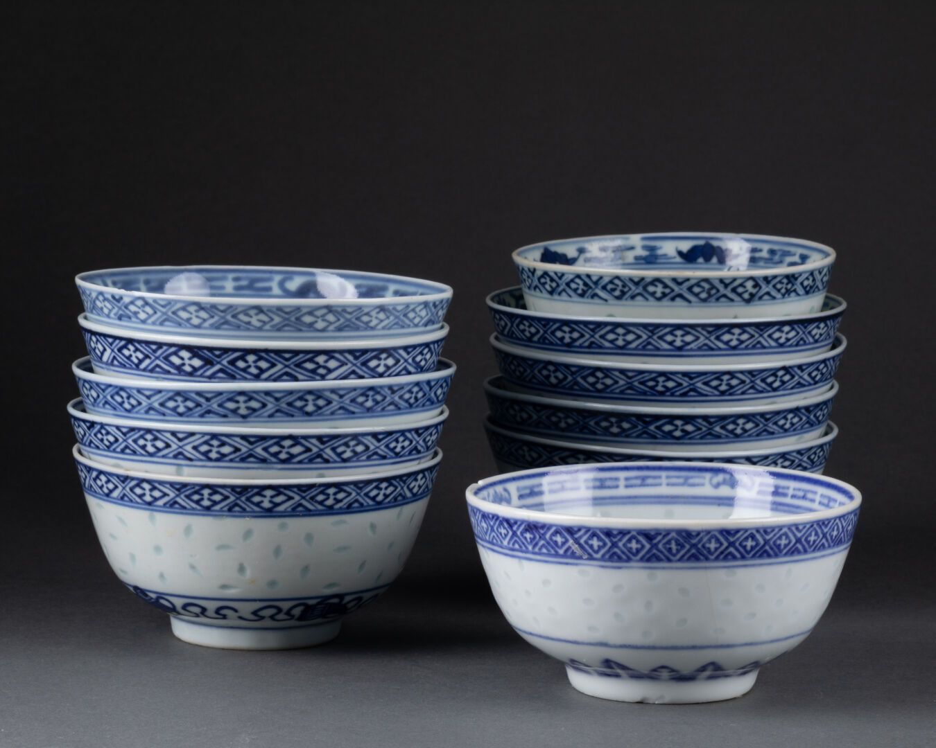 CHINE - XXe siècle Suite de onze BOLS à riz 
Le décor floral 
Porcelaine et bleu&hellip;