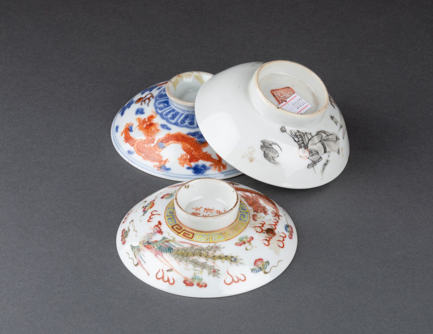 CHINE - XIXe siècle 一批三件SORBET COUVERINGS 
显示政要、龙和凤在云端的装饰品 
瓷器和多色珐琅彩 
D. 9至10厘米