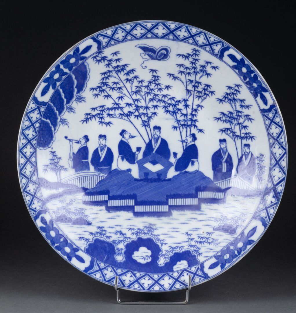 JAPON - XXe siècle 空心圆盘，有贵族装饰 
瓷器和蓝色釉下彩 
D. 35厘米