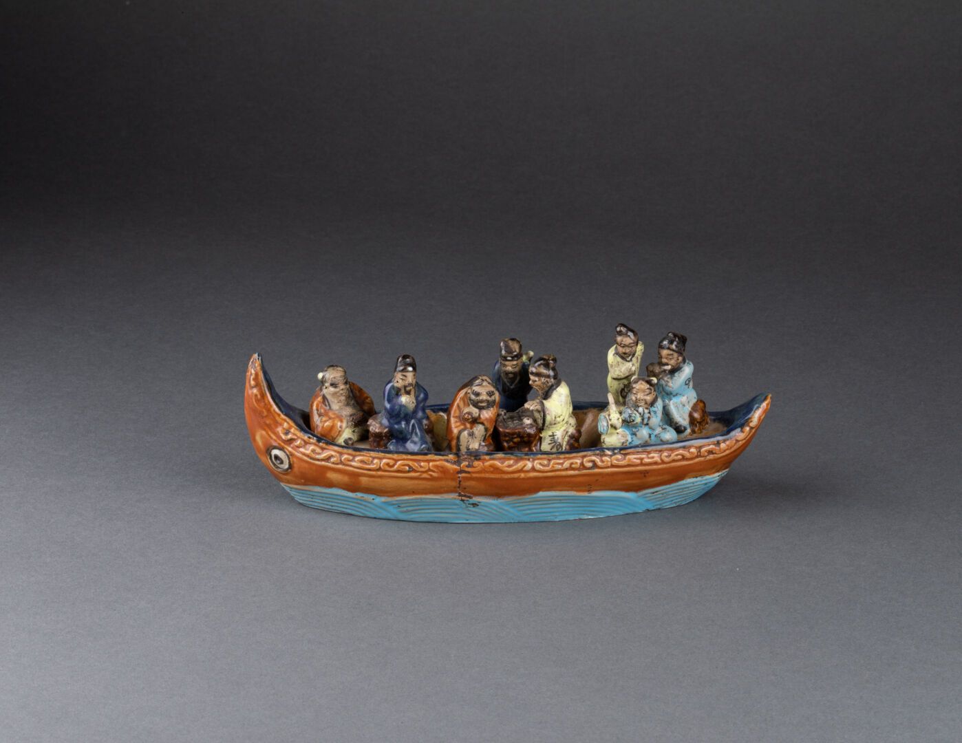 CHINE - XIXe siècle Les huit immortels sur une barque 
Grès à couverte brune, bl&hellip;