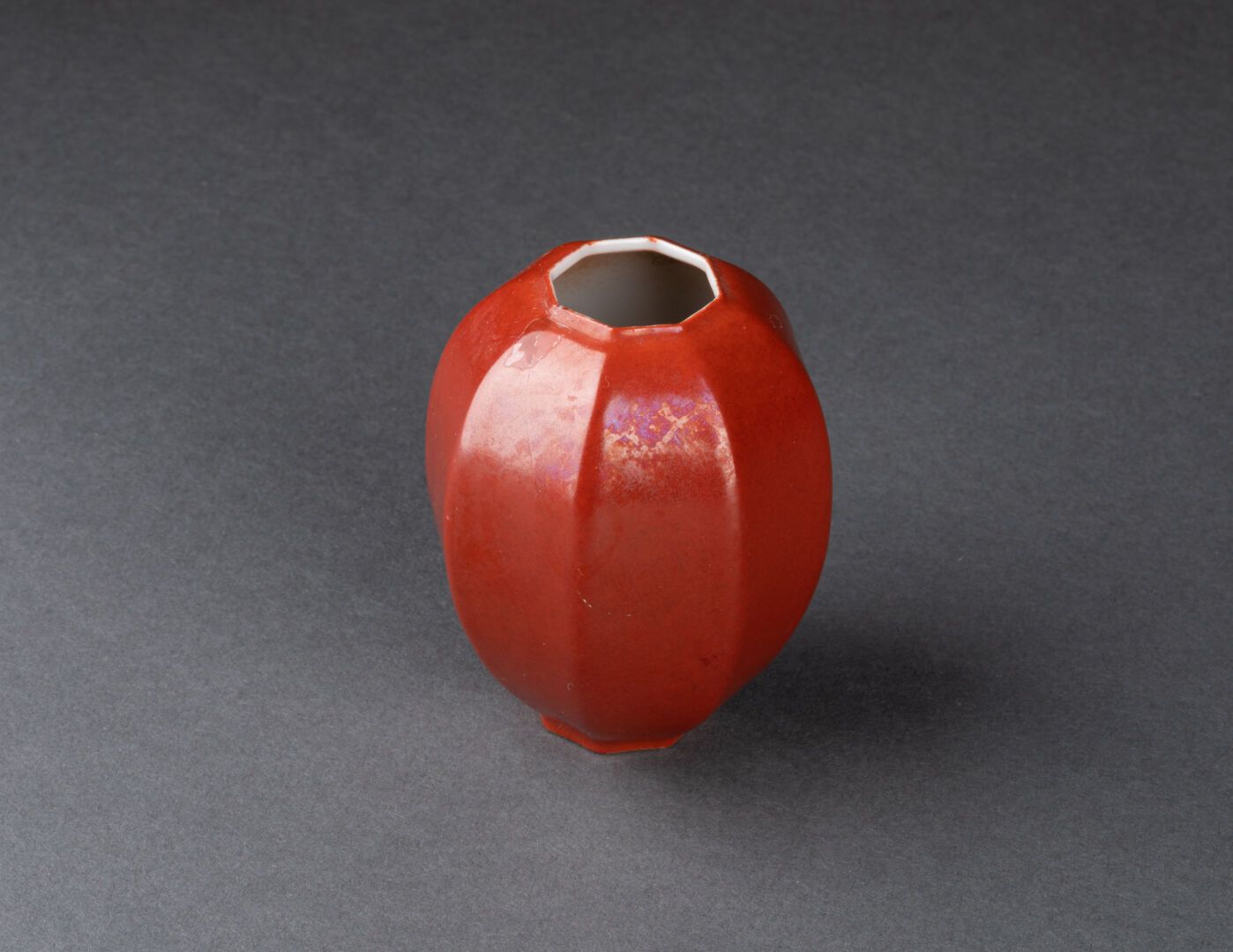 CHINE - XIXe ou XXe siècle Miniaturtopf mit achteckigem Querschnitt. 
Porzellan &hellip;