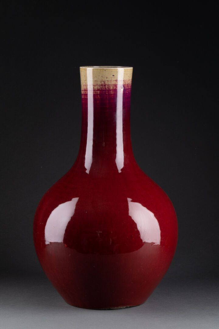 CHINE - XIXe siècle VASO bottiglia 
Porcellana con smalto color sangue di bue 
H&hellip;