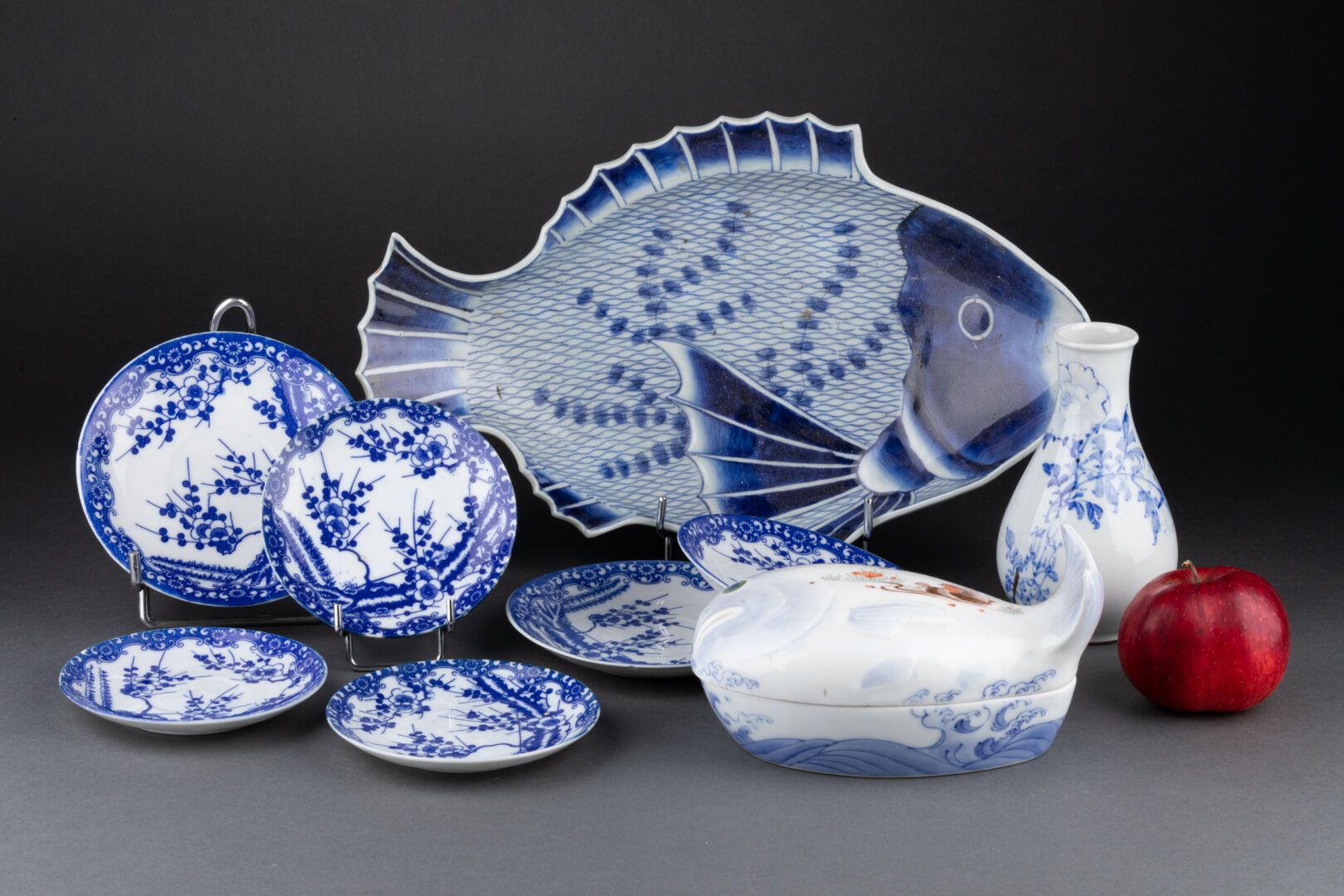 JAPON - XXe siècle Lot including a PLAT and a covered BOX in the shape of fish, &hellip;