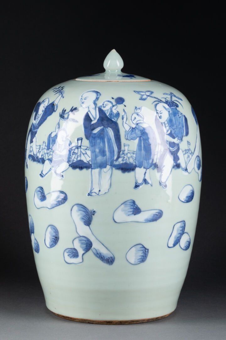 CHINE - Fin XIXe siècle POT à GINGEMBRE à décor de dignitaire 
Porcelaine et ble&hellip;