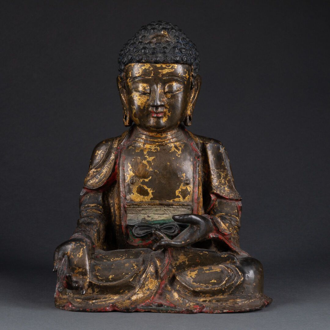 CHINE - Dynastie MING (1368-1644) 菩提祖师勾勒出的瓦拉德拉图（varadra mudra）。 
青铜凿刻，有镀金和旧多色的痕迹&hellip;