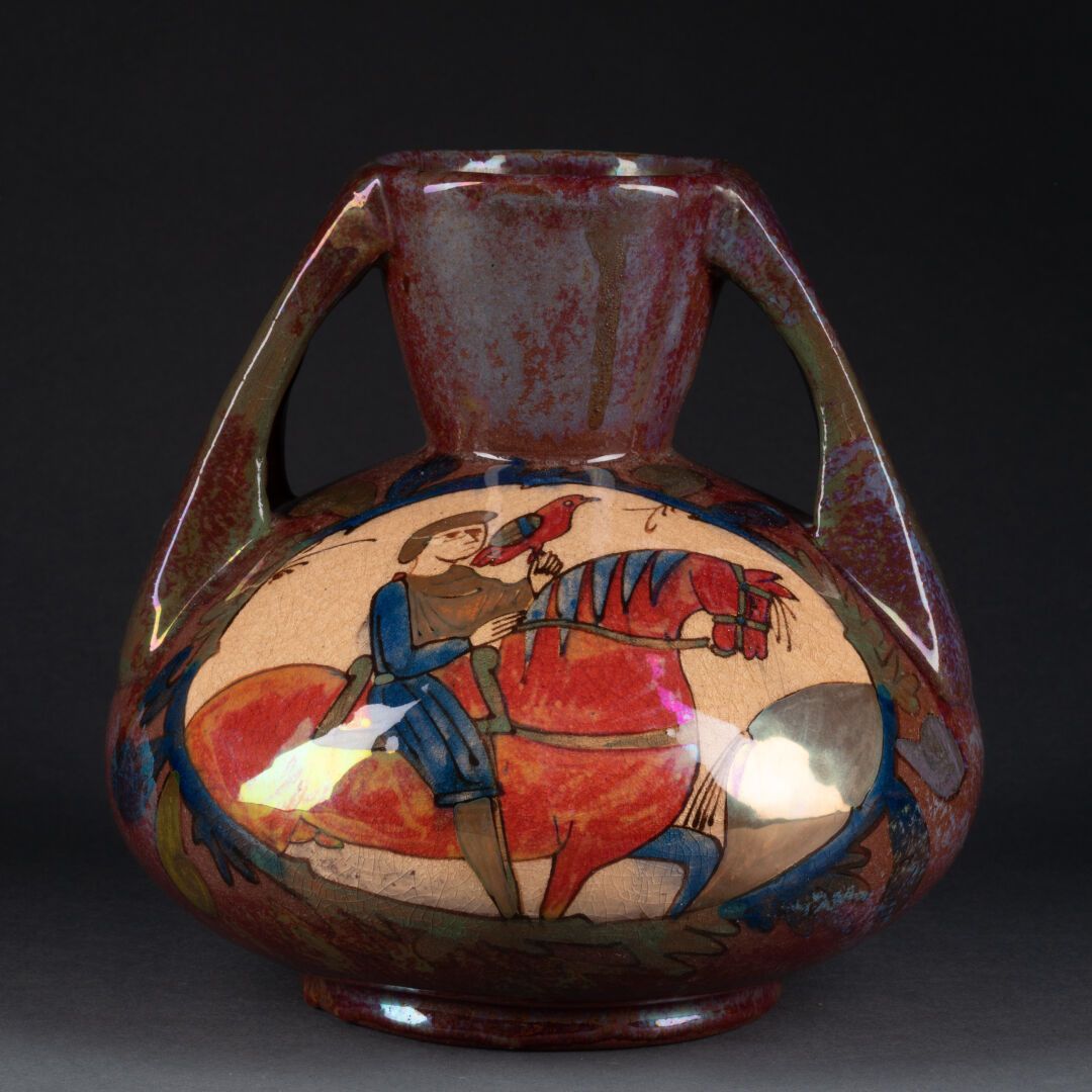 DESMANT 花瓶，球体，喇叭形颈部，有两个把手 
饰有贝叶挂毯的场景 
多色釉面陶瓷 
H.19 cm - L. 21 cm