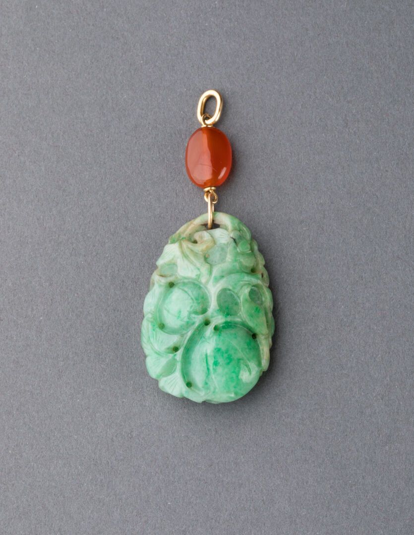 CHINE - XXe siècle PENDANTS with peach motifs 
Jadeite, amber (?) 
H. Total 7 cm&hellip;