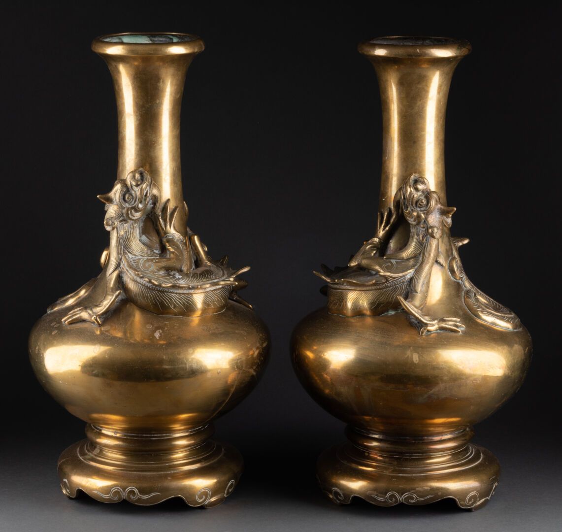 CHINE - XIXe siècle 由一个燃烧器、其底座和两个容器组成的棒状物 
高浮雕的龙的装饰 
镀金青铜 
香炉尺寸：高17厘米-宽42.5厘米 
高&hellip;