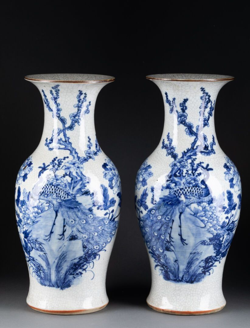 CHINE - XIXe siècle 一对带花饰的柱形花瓶 
釉下青花和裂纹的瓷器 
H.45,5 cm 
其中一处有小裂缝