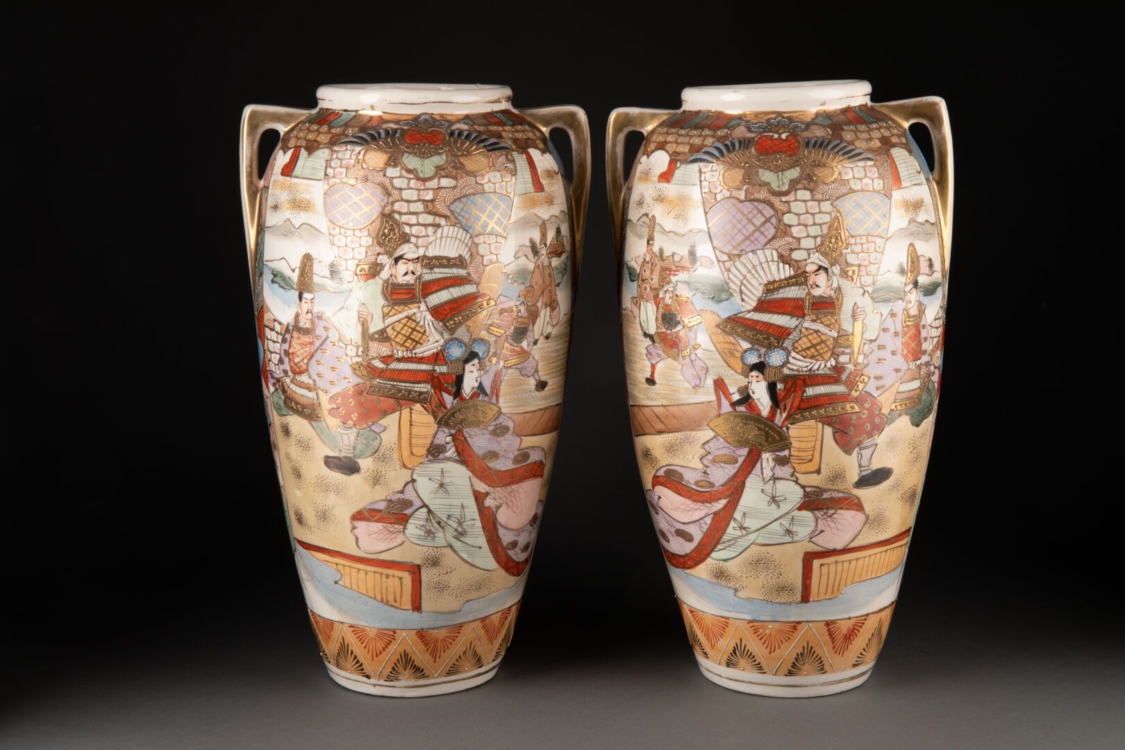 JAPON - Vers 1930 一对有政要的花瓶 
陶器 
萨摩窑 
H.38厘米