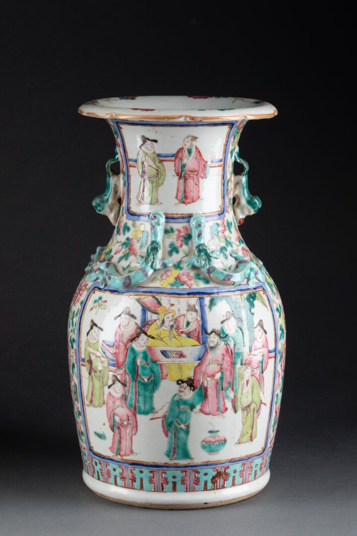 CHINE - Fin XIXe siècle 小花瓶，有宫廷景象的卡图装饰 
手柄为能犬形状，肩部有龙的浮雕装饰 
瓷器和多色珐琅彩 
H.33厘米 
釉面缝&hellip;