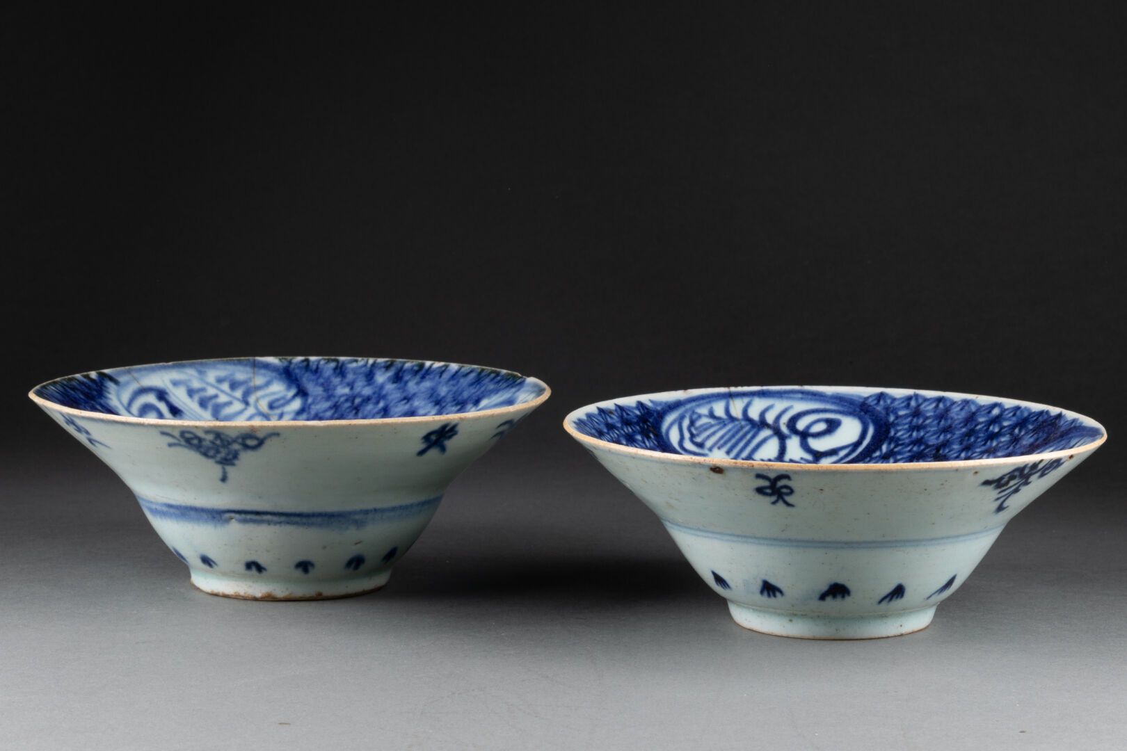 CHINE - XIXe siècle Deux BOLS à décor de végétaux stylisés 
Porcelaine et bleu s&hellip;