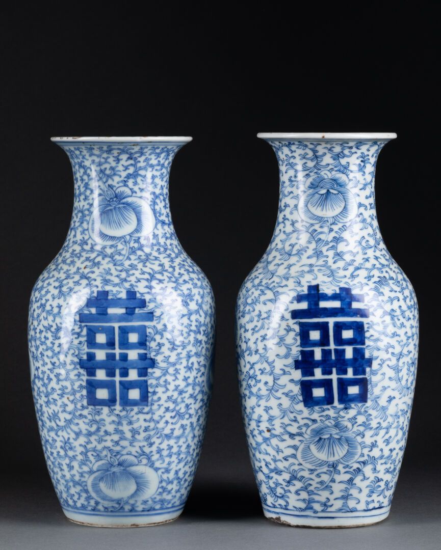 CHINE- XIXe siècle 一对以树叶为背景的表意图案的花瓶 
瓷器和蓝色釉下彩 
H.27厘米 
釉面痕迹。
一处底部的星形裂缝
另一只的唇部有小缺&hellip;