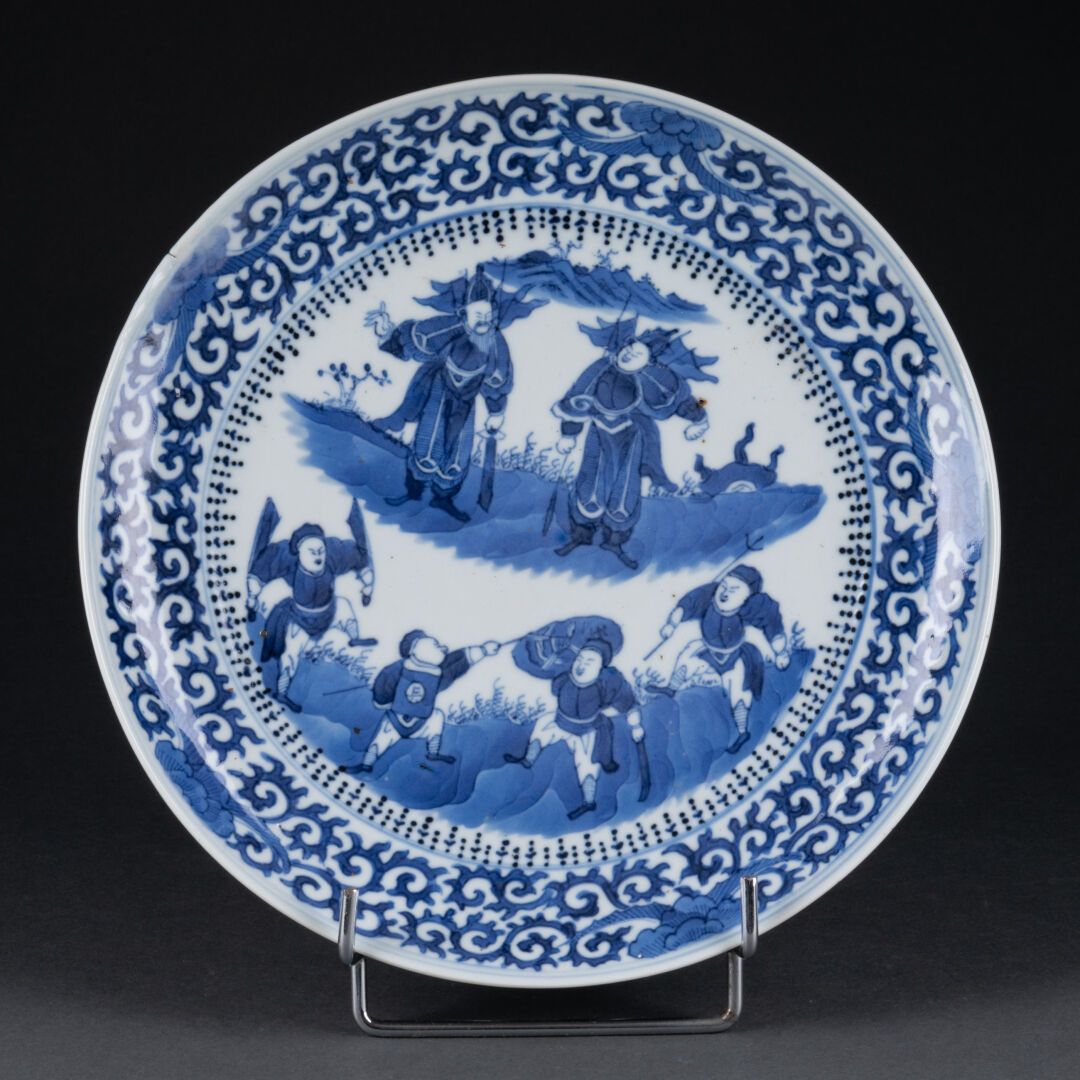 CHINE - XVIIIe siècle 盆中饰有政要的盘子，翼上饰有风格化的叶子 
瓷器和蓝色釉下彩 
D. 22厘米
