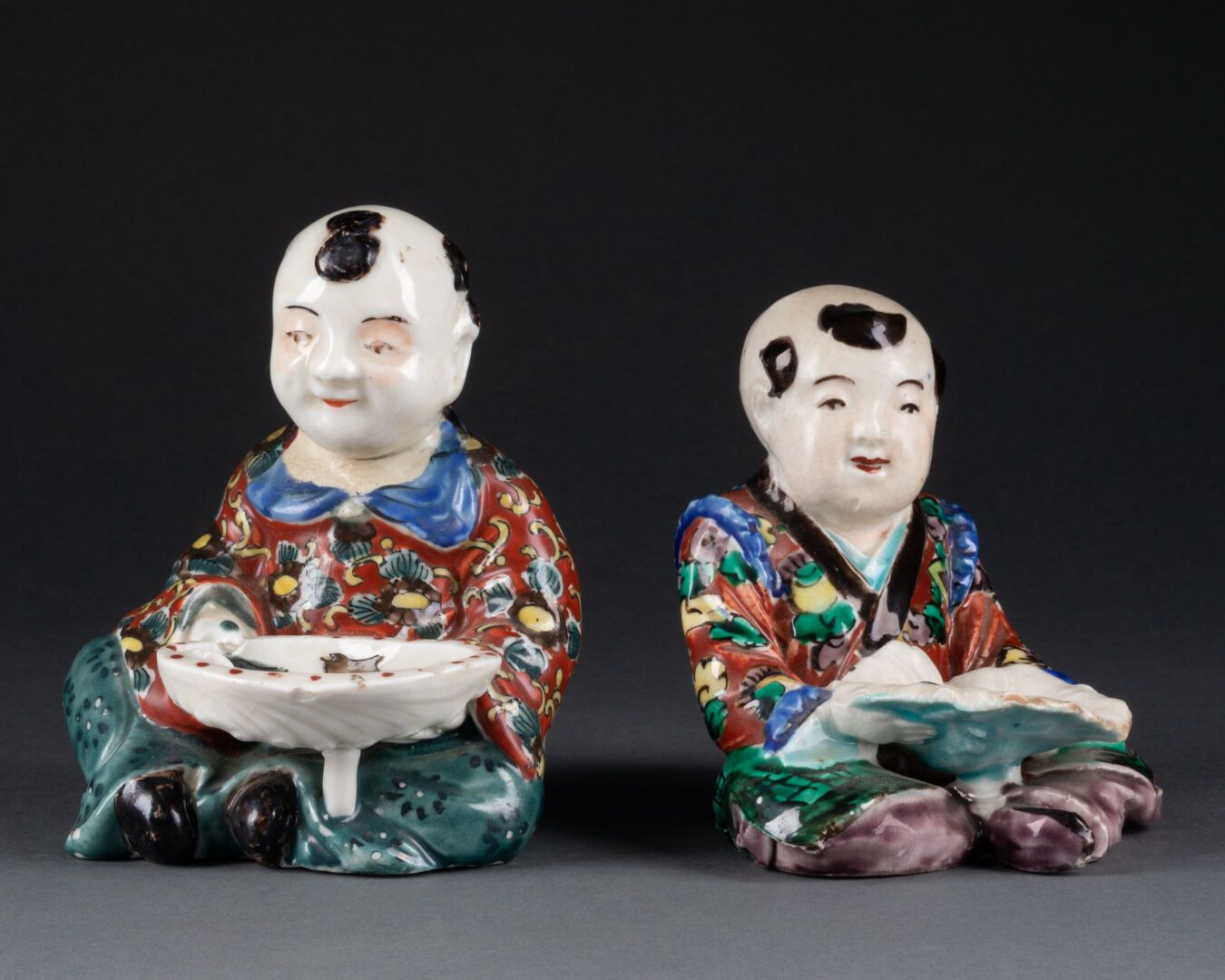 JAPON - Vers 1900 两个孩子的放松姿势 
瓷器和多色珐琅 
H.12 cm - W. 11 cm