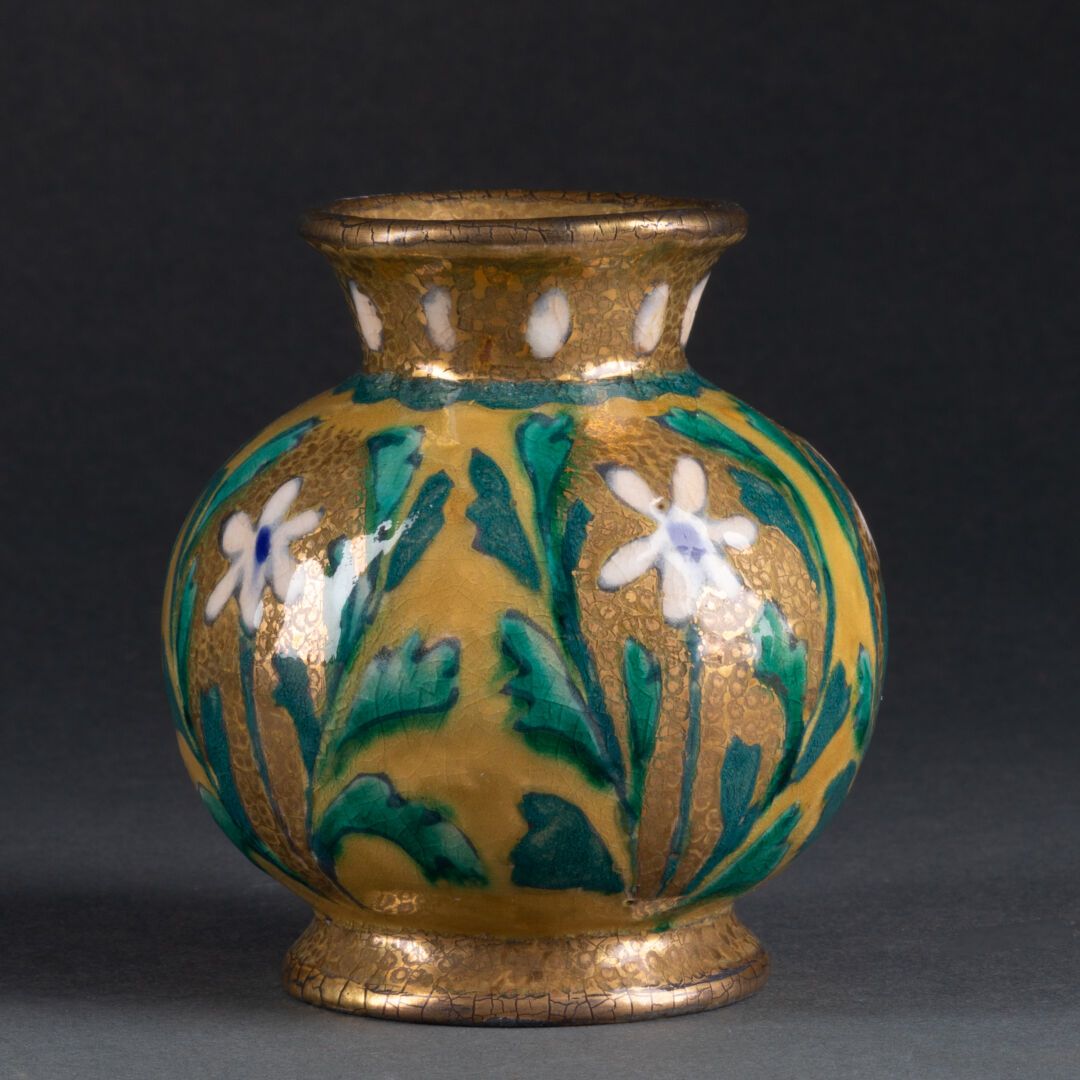 André Fernand METTHEY (1871-1920) 小球花瓶，颈部呈喇叭状，靠在脚跟上 
花卉的装饰，用糕点的装饰 
多色珐琅彩陶瓷 
下方有M&hellip;